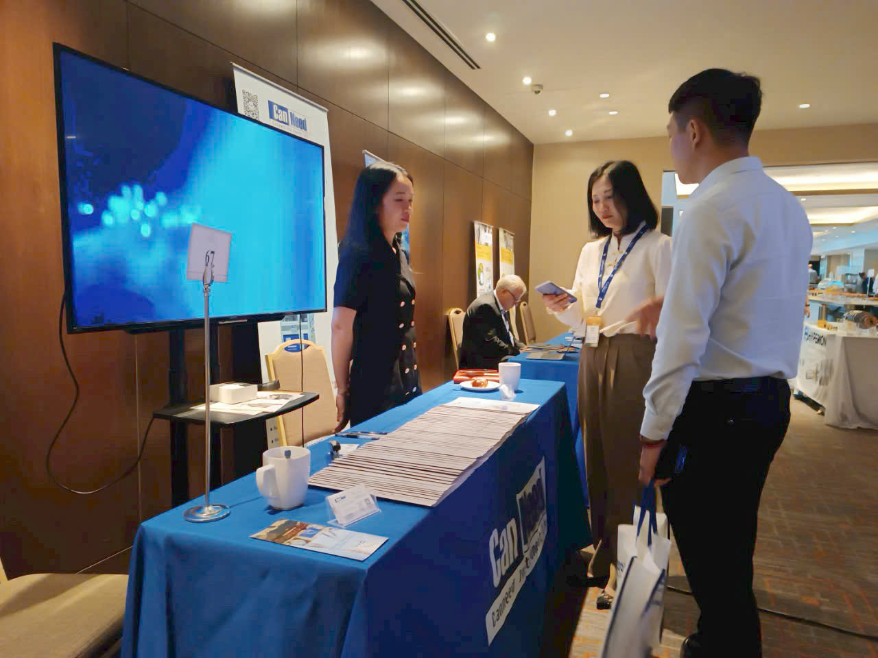 Đại diện Jon&Jul và CanNeed đón tiếp khách tham quan tại gian khu trưng bày sự kiện Asia CanTech 2024.